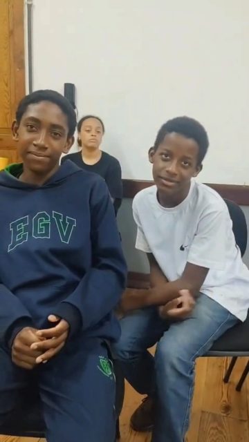 Enqunto lideranças, organizações, ativistas e preocupados com as mudanças climáticas estão em Belém, na COP30, o CDDH está discutindo aqui, no território, os efeitos e o que pode ser alterado no dia a dia das comunidades para a resiliência, para a melhoria das condições de vida, para cobrar e incidir nas políticas públicas e compreender que cidadania não é eleger representações, é fazer parte da vida da comunidade.
Juventude e participação. Qual é o nosso papel? A COP não tá longe não...
#direitoshumanos
#direitoshumanosnacop30