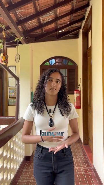 Você já sentiu que política é um assunto complicado demais, ou que o seu voto não muda nada na prática? Muita gente se sente assim. 

A partir de hoje, nós do CDDH começaremos a lançar uma série de vídeos curtos chamada: Descomplicando o voto. O nosso objetivo é um só: mostrar o funcionamento do sistema para vocês. 

Queremos mostrar, de forma simples, o que faz cada cargo político, qual a sua responsabilidade e como podemos fiscalizar tudo isso depois que a eleição termina. 

Afinal, a cidadania não acontece só de quatro em quatro anos, ela é um exercício diário de defesa e ampliação dos nossos direitos. Informação é poder, e esse poder é nosso. 

Fiquem de olho nos nossos próximos vídeos e deixem suas sugestões e dúvidas nos comentários.

#cddhpetrópolis #politica #petropólisrj